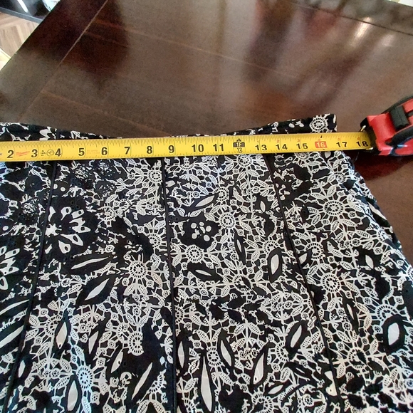 Nine West Nine & Co. Black & White Cotton Eyelet A-line Skirt w Side Zip. - Picture 11 of 13